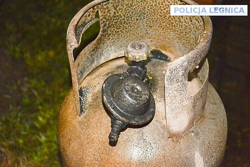 Policjanci uratowali życie mężczyznom uwięzionym w płonącej kamienicy