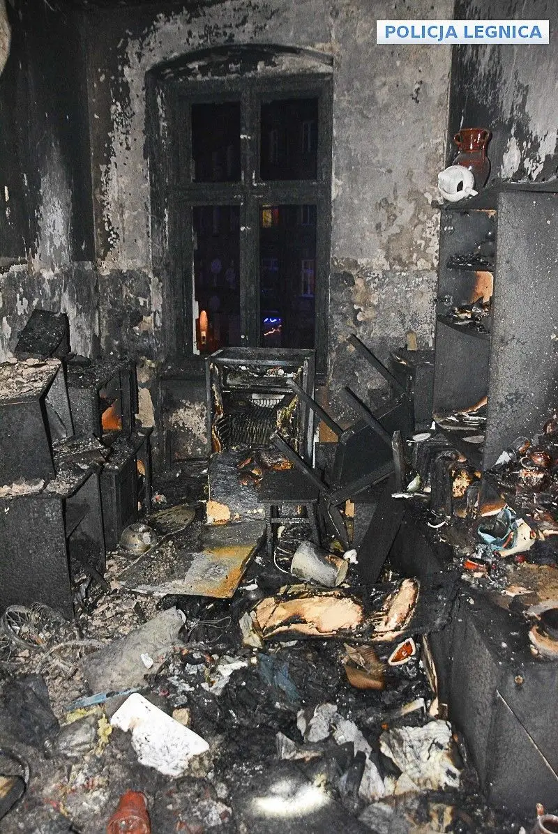 Policjanci uratowali życie mężczyznom uwięzionym w płonącej kamienicy