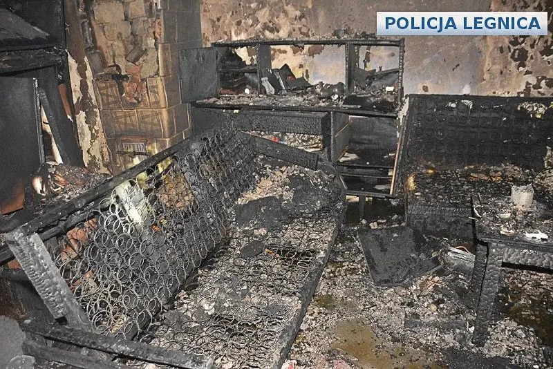 Policjanci uratowali życie mężczyznom uwięzionym w płonącej kamienicy
