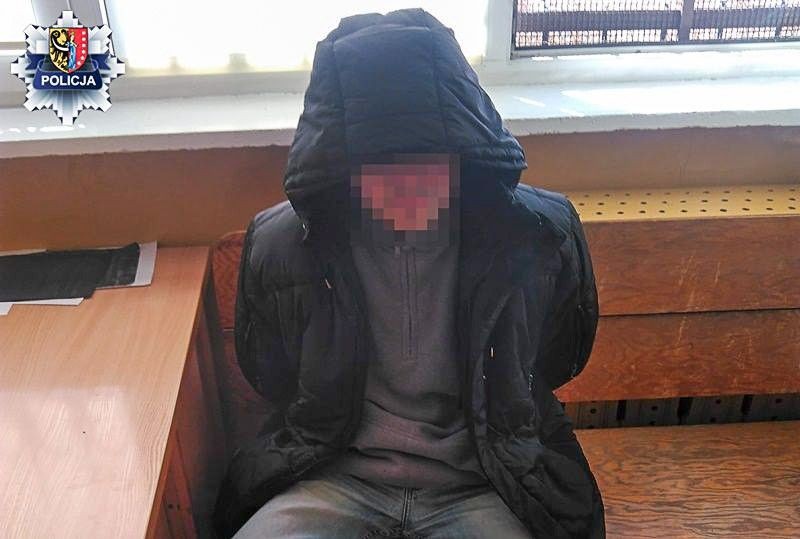 Stanęła w obronie znajomego-przestępcy. Zwyzywała i poszarpała policjantów