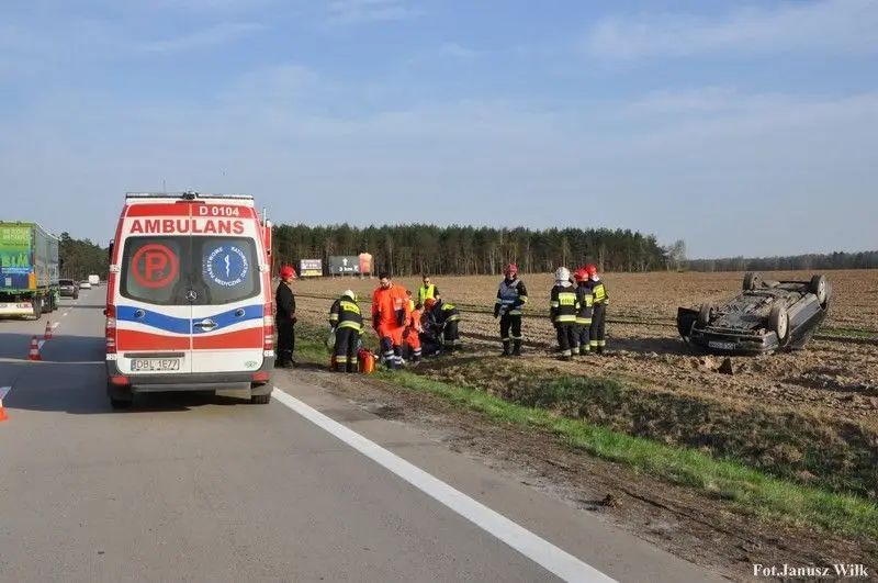 Auto dachowało na A4. Na szczęście nikomu nic się nie stało