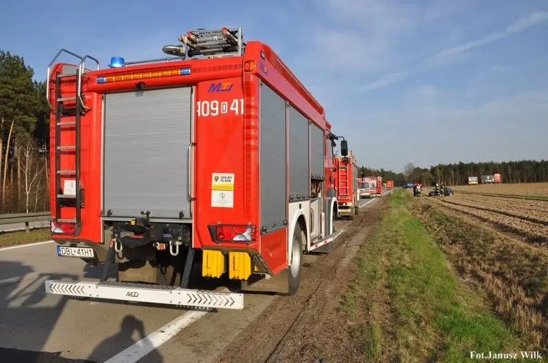 Auto dachowało na A4. Na szczęście nikomu nic się nie stało