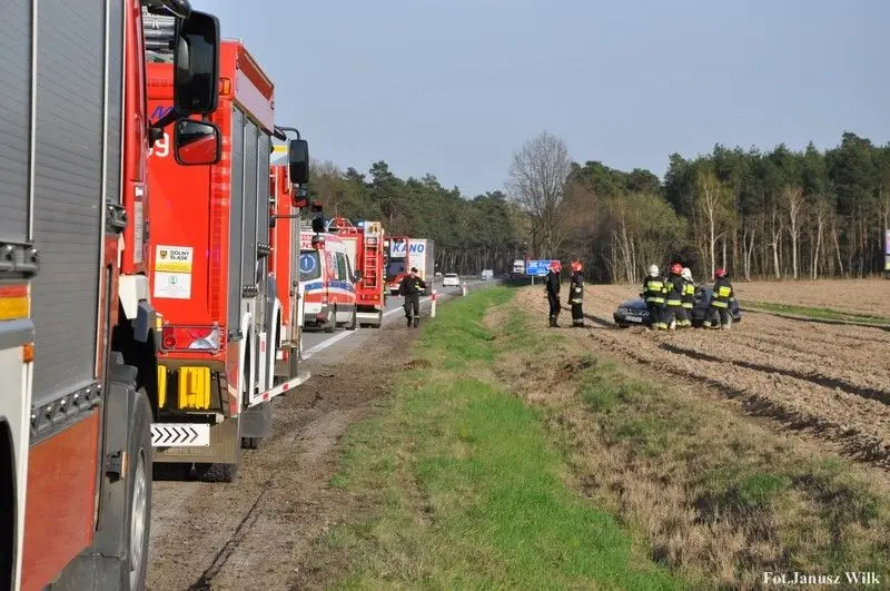 Auto dachowało na A4. Na szczęście nikomu nic się nie stało