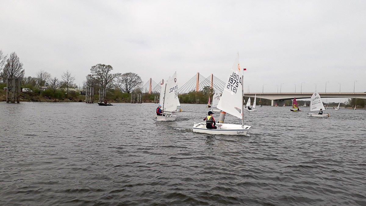 Młodzi żeglarze z Bolesławca: udany początek sezonu regatowego