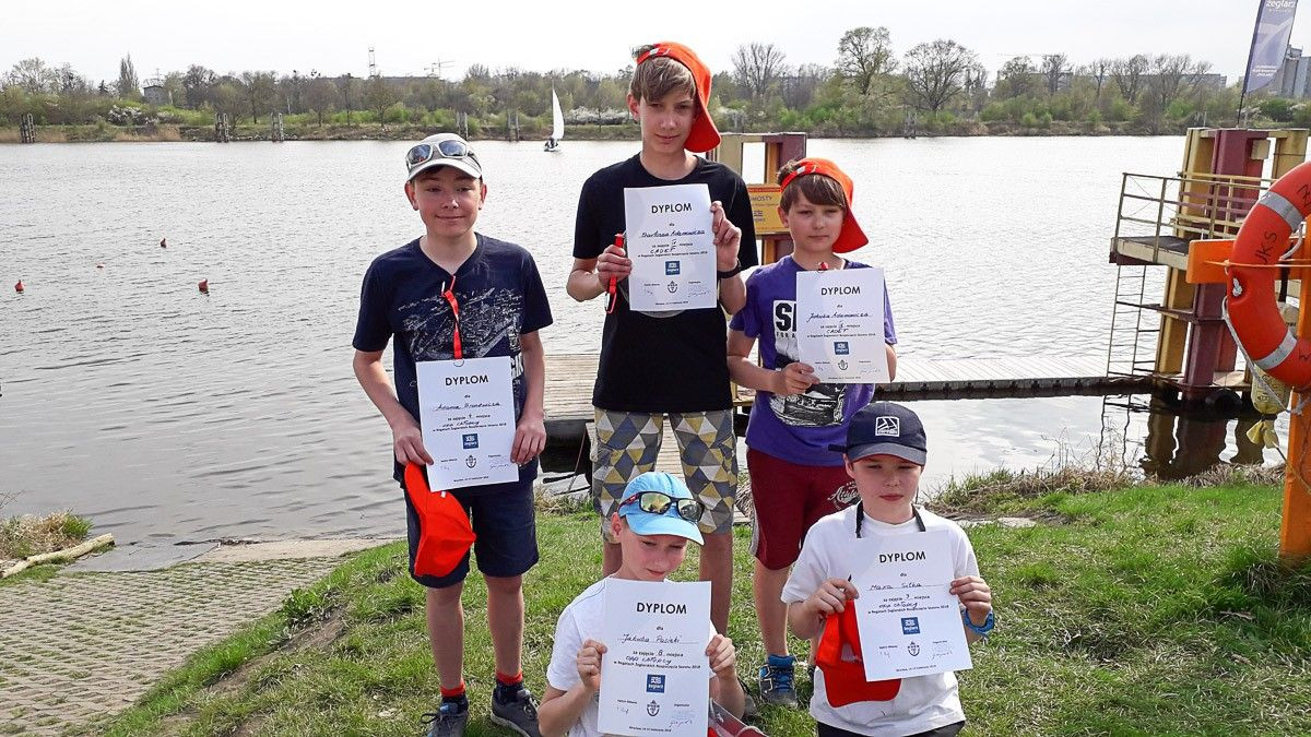 Młodzi żeglarze z Bolesławca: udany początek sezonu regatowego