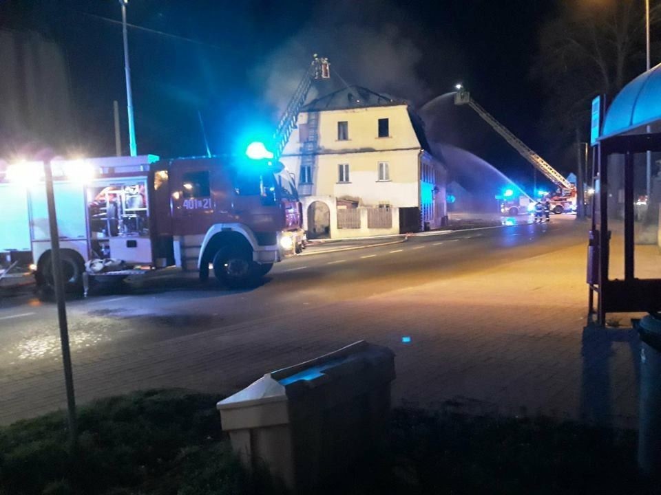 Pożar w centrum Warty. Jeden ze strażaków lekko ranny