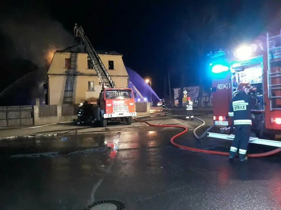 Pożar w centrum Warty. Jeden ze strażaków lekko ranny