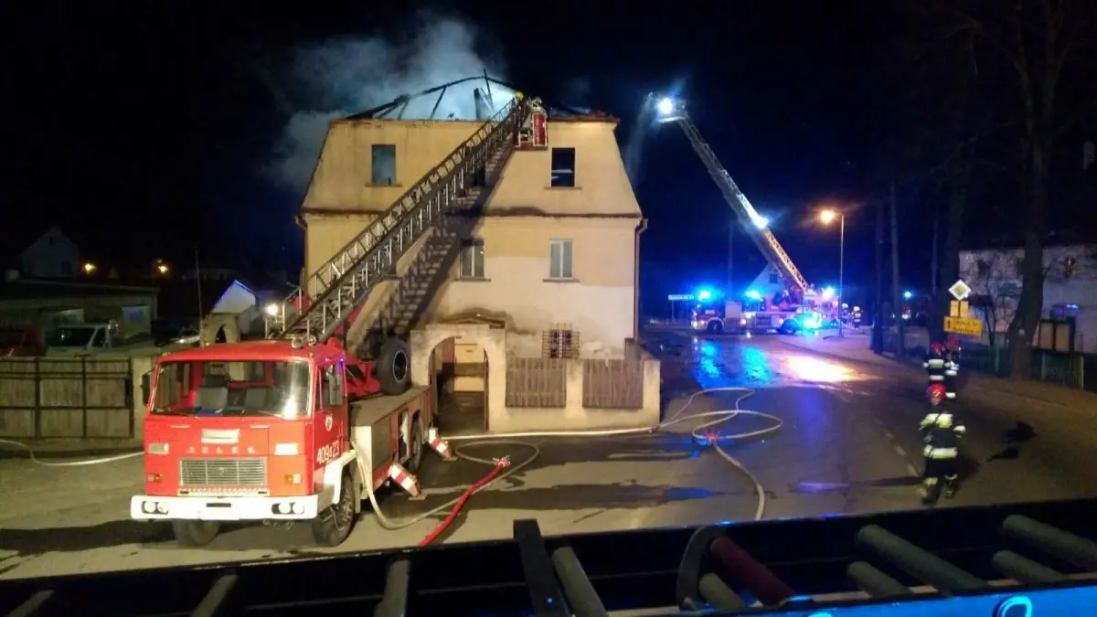 Pożar w centrum Warty. Jeden ze strażaków lekko ranny
