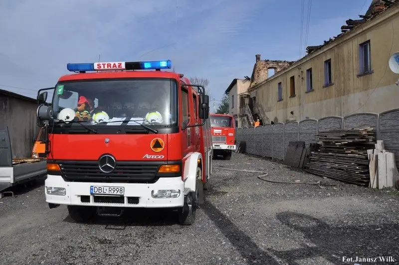 Pożar w centrum Warty. Jeden ze strażaków lekko ranny