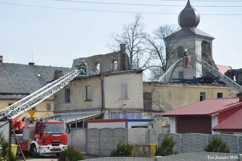 Pożar w centrum Warty. Jeden ze strażaków lekko ranny