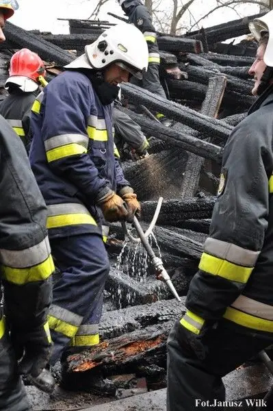 Pożar w centrum Warty. Jeden ze strażaków lekko ranny