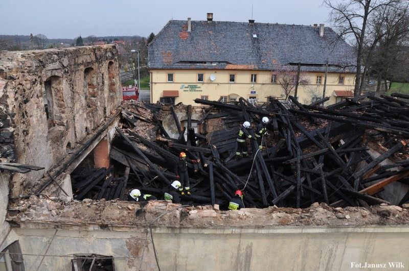 Pożar w centrum Warty. Jeden ze strażaków lekko ranny