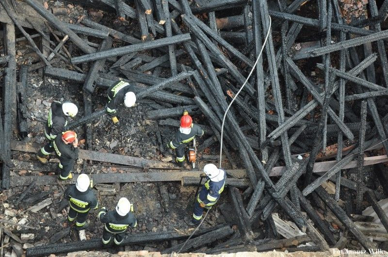 Pożar w centrum Warty. Jeden ze strażaków lekko ranny