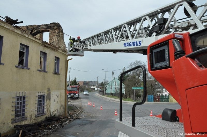 Pożar w centrum Warty. Jeden ze strażaków lekko ranny