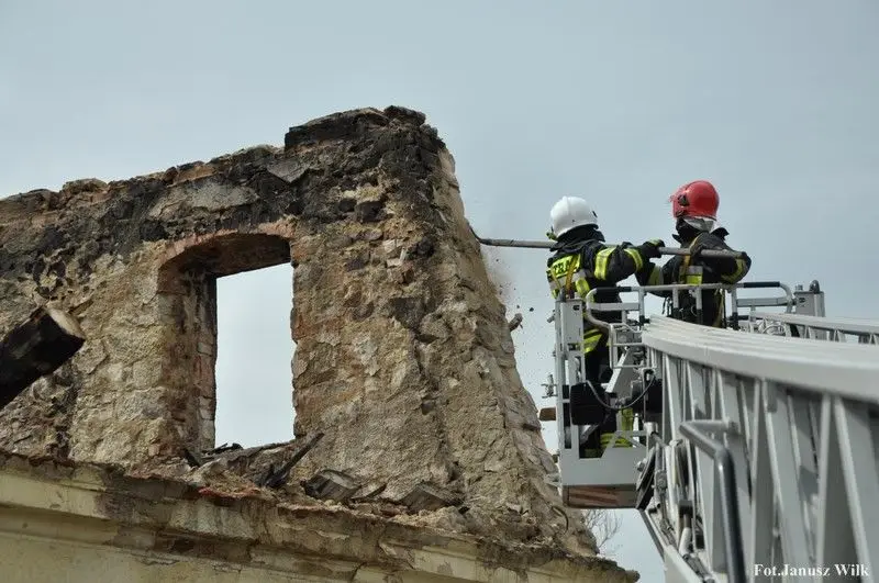 Pożar w centrum Warty. Jeden ze strażaków lekko ranny