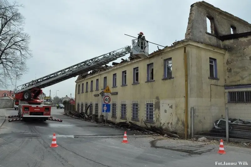 Pożar w centrum Warty. Jeden ze strażaków lekko ranny