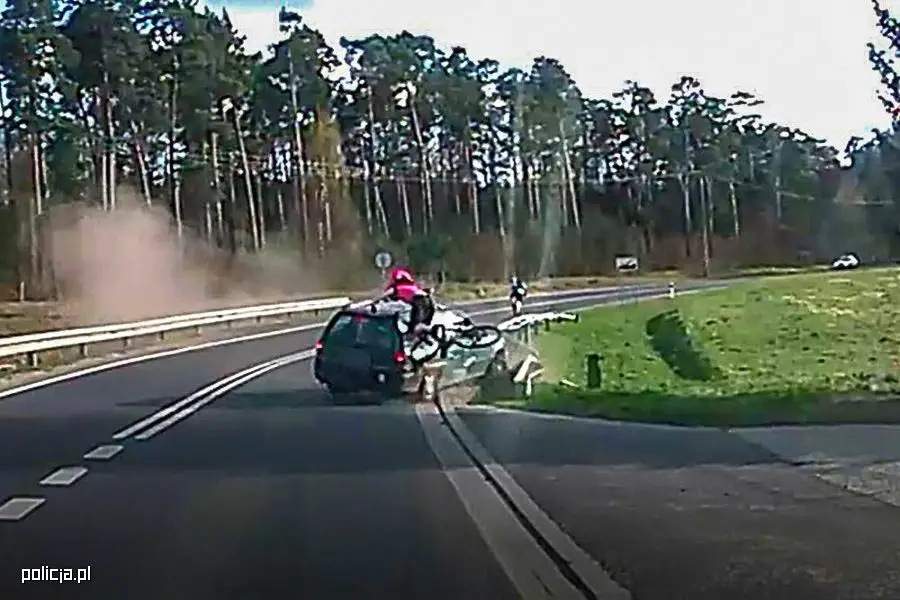 Pijany Rosjanin staranował autem 33-letnią rowerzystkę. Wstrząsające nagranie!
