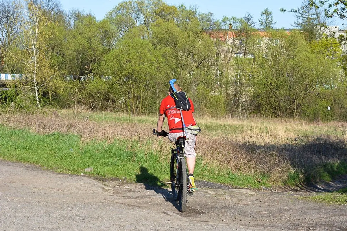 Nie ma jednej nogi. Pokonuje dziesiątki kilometrów na… rowerze. Artur Szczogryn z Tomaszowa