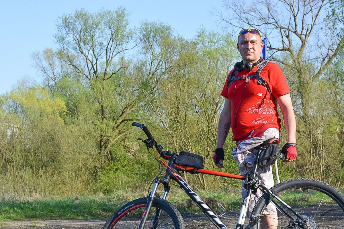Nie ma jednej nogi. Pokonuje dziesiątki kilometrów na… rowerze. Artur Szczogryn z Tomaszowa