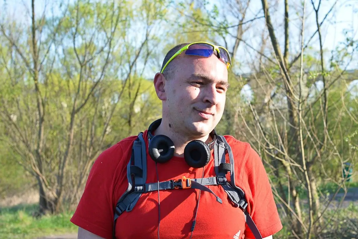 Nie ma jednej nogi. Pokonuje dziesiątki kilometrów na… rowerze. Artur Szczogryn z Tomaszowa