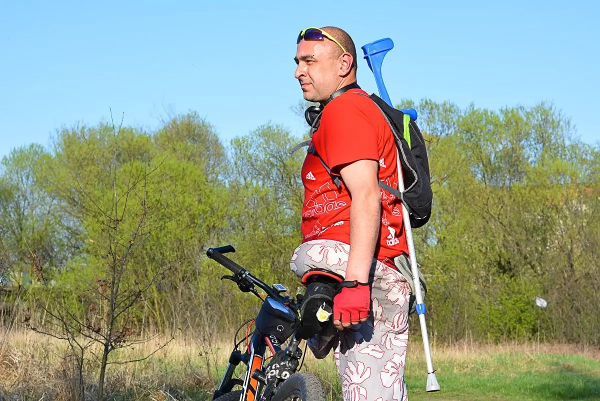 Nie ma jednej nogi. Pokonuje dziesiątki kilometrów na… rowerze. Artur Szczogryn z Tomaszowa