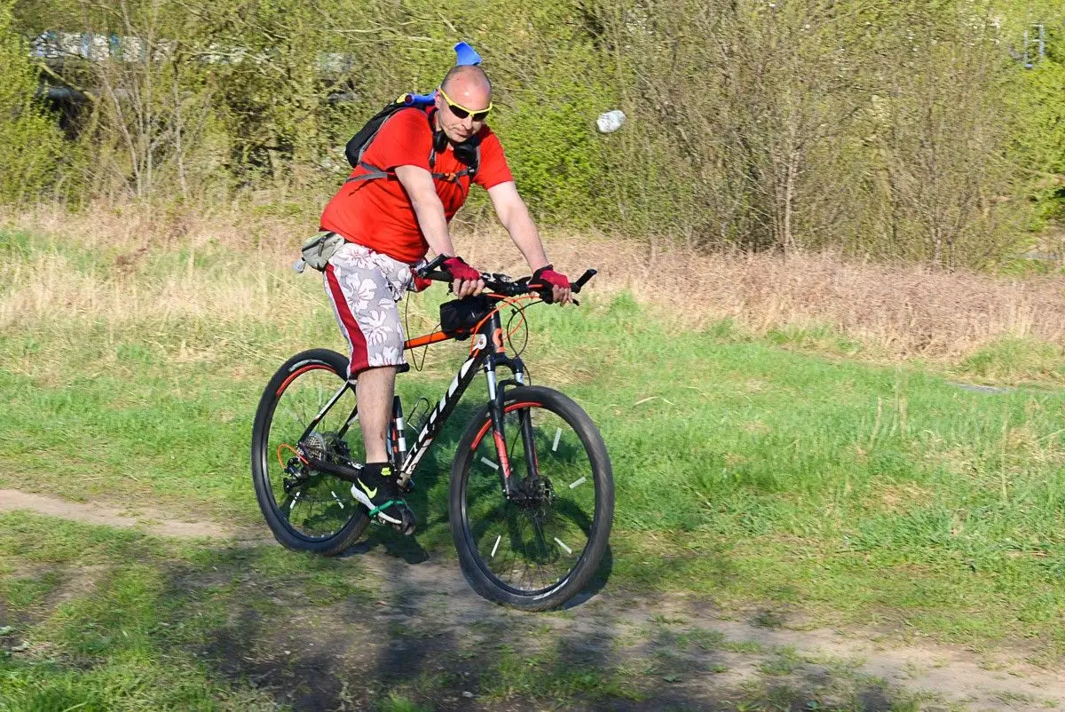 Nie ma jednej nogi. Pokonuje dziesiątki kilometrów na… rowerze. Artur Szczogryn z Tomaszowa