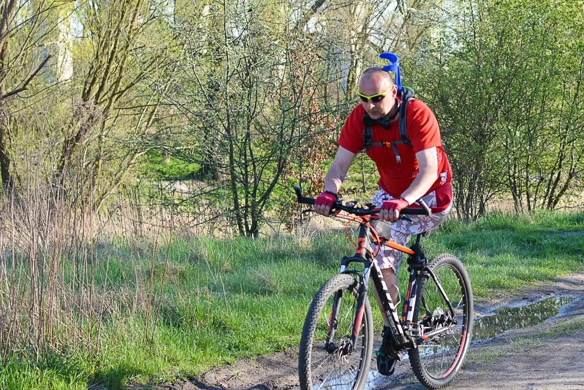Nie ma jednej nogi. Pokonuje dziesiątki kilometrów na… rowerze. Artur Szczogryn z Tomaszowa