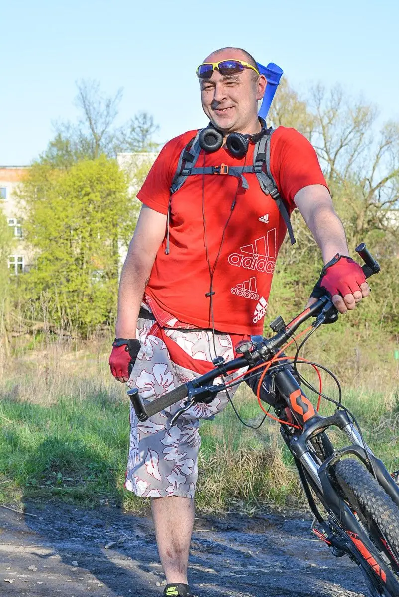 Nie ma jednej nogi. Pokonuje dziesiątki kilometrów na… rowerze. Artur Szczogryn z Tomaszowa