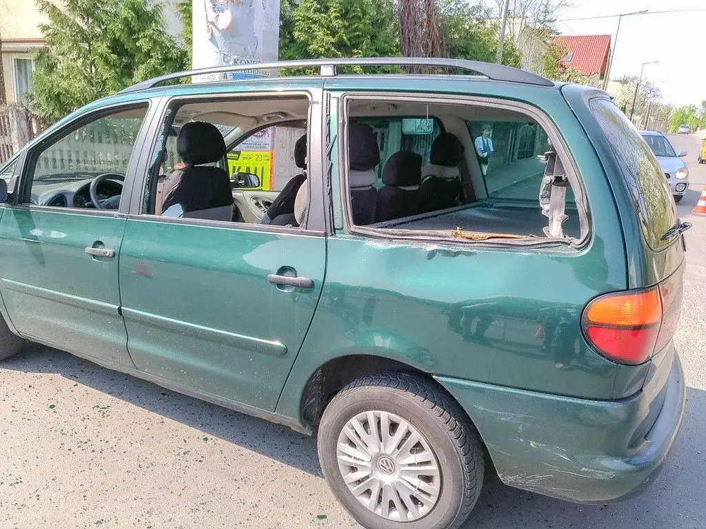 Auto z rozbitymi szybami