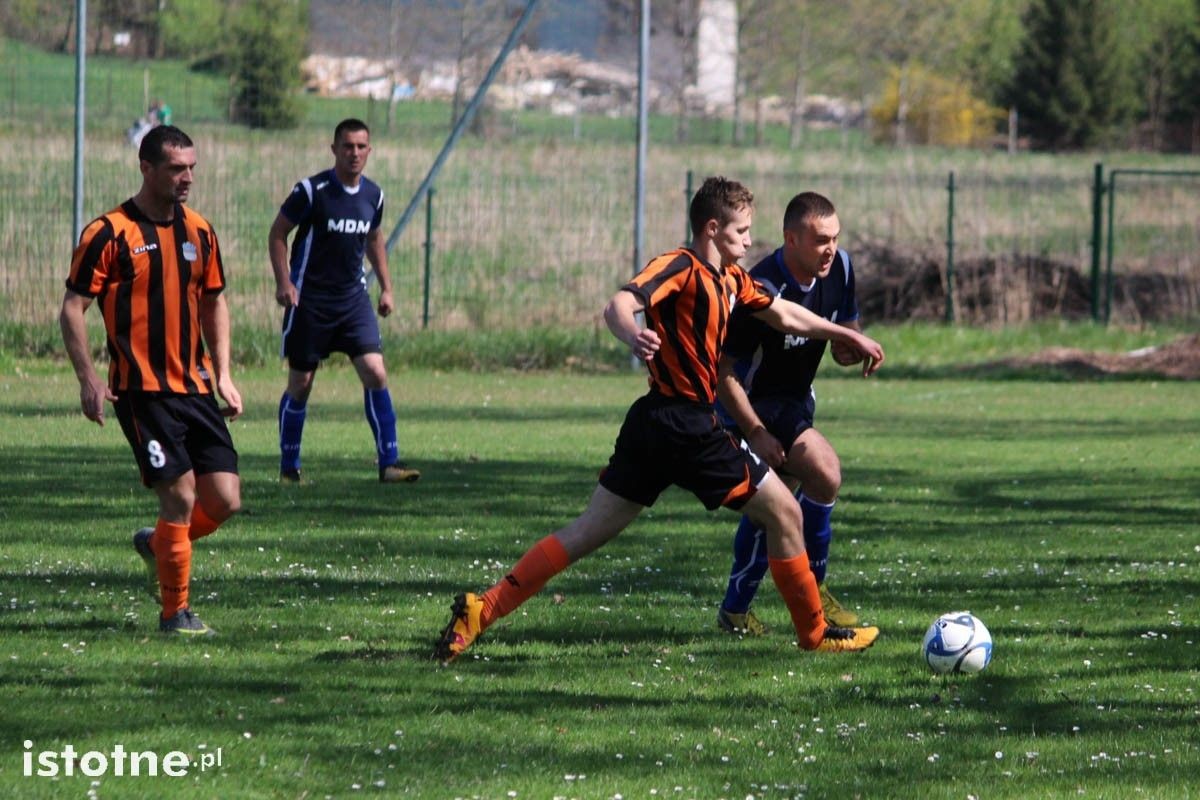 Dwa gole i dwie czerwone kartki na meczu w Łaziskach