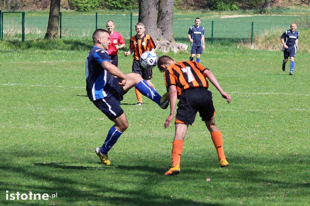 Dwa gole i dwie czerwone kartki na meczu w Łaziskach