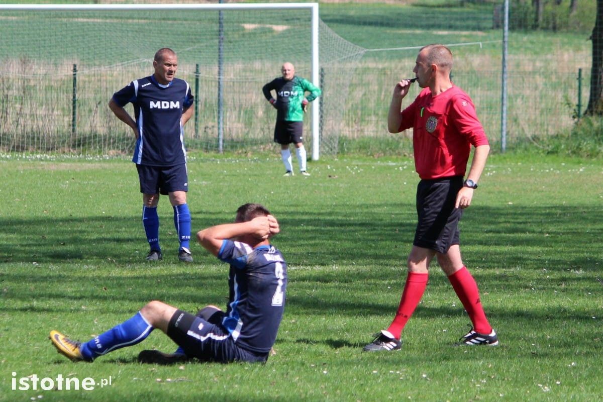 Dwa gole i dwie czerwone kartki na meczu w Łaziskach