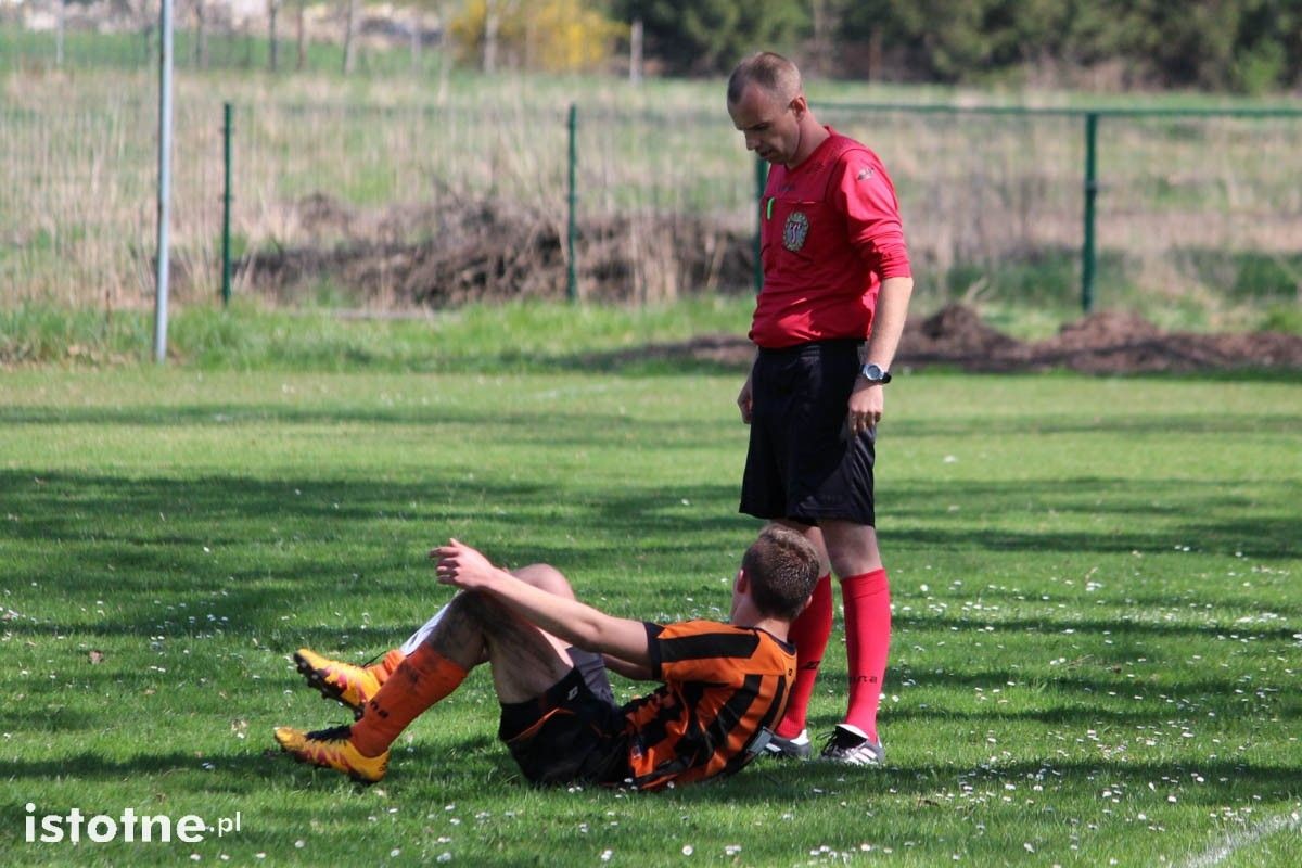 Dwa gole i dwie czerwone kartki na meczu w Łaziskach