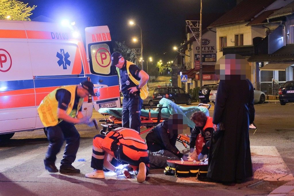 Ksiądz potrącił pieszego na pasach