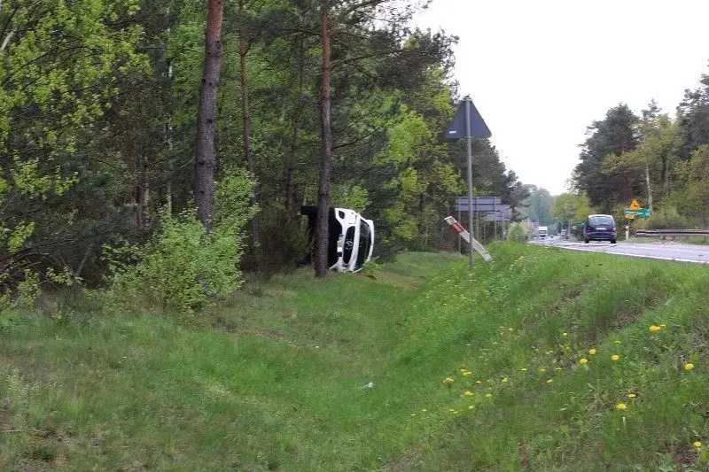Auto w rowie