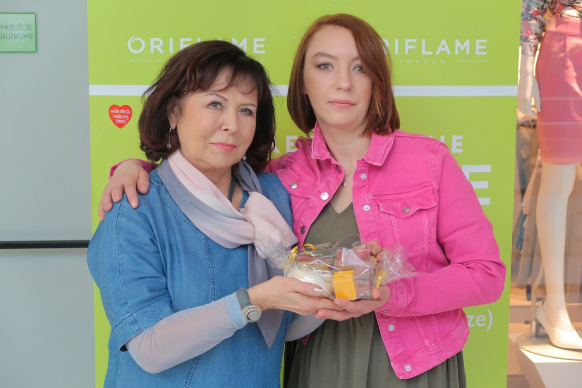 Anika Fiłon z Oriflame wręcza upominki naszej uczestniczce Metamorfoz
