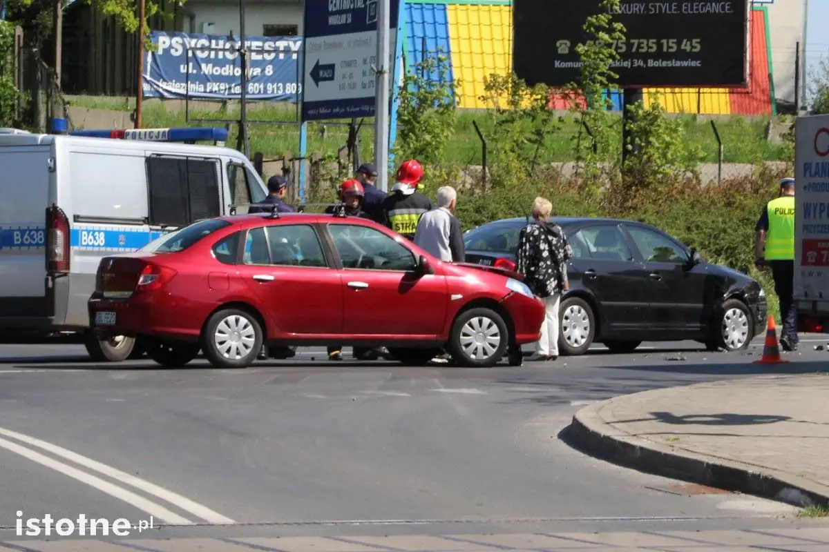 Zderzenie Skody z Renault na skrzyżowaniu Cieszkowskiego z Modłową