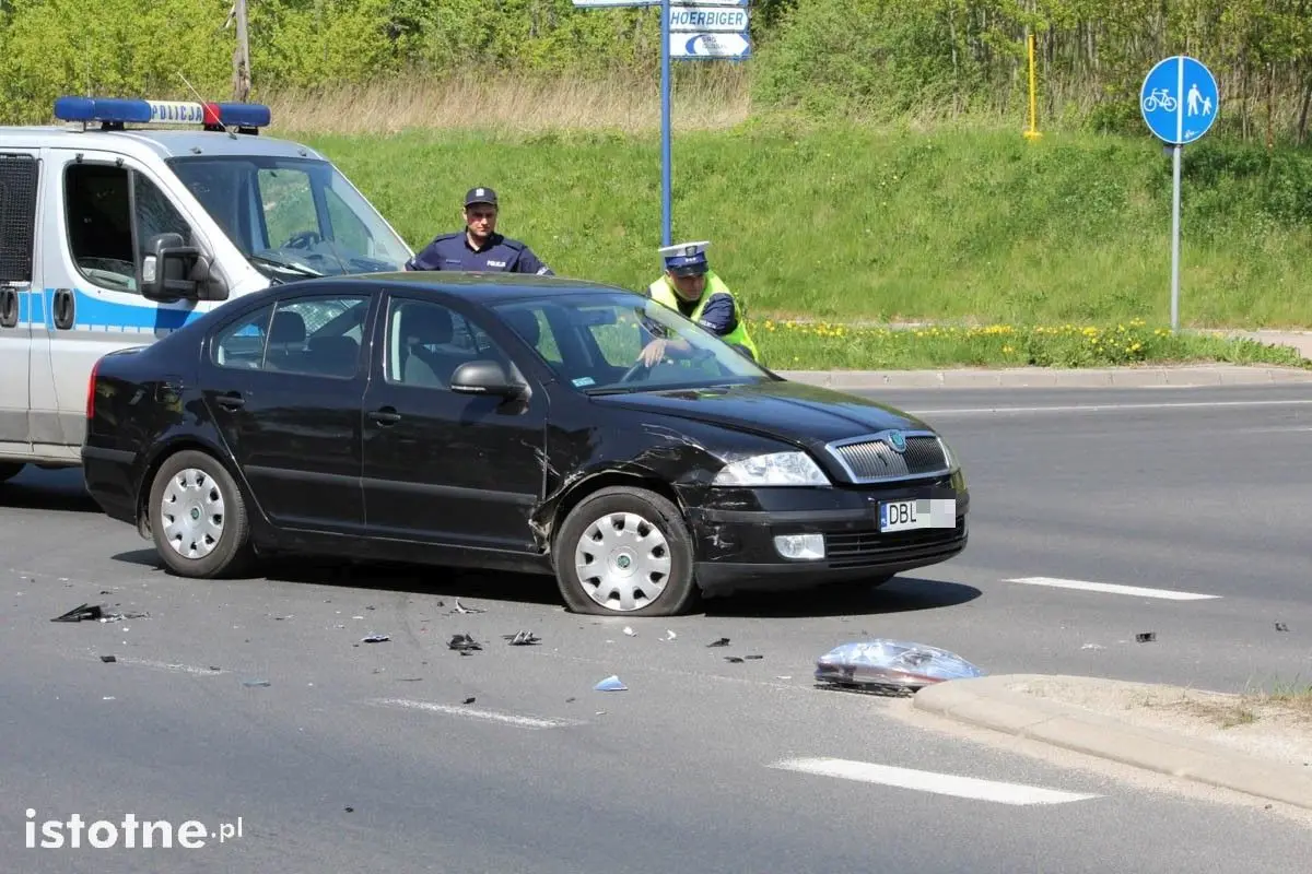 Zderzenie Skody z Renault na skrzyżowaniu Cieszkowskiego z Modłową
