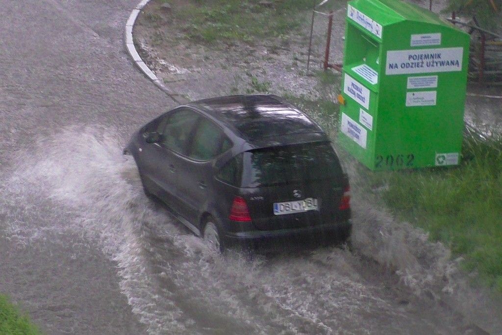 Oberwanie chmury nad miastem - ul. Wańkowicza