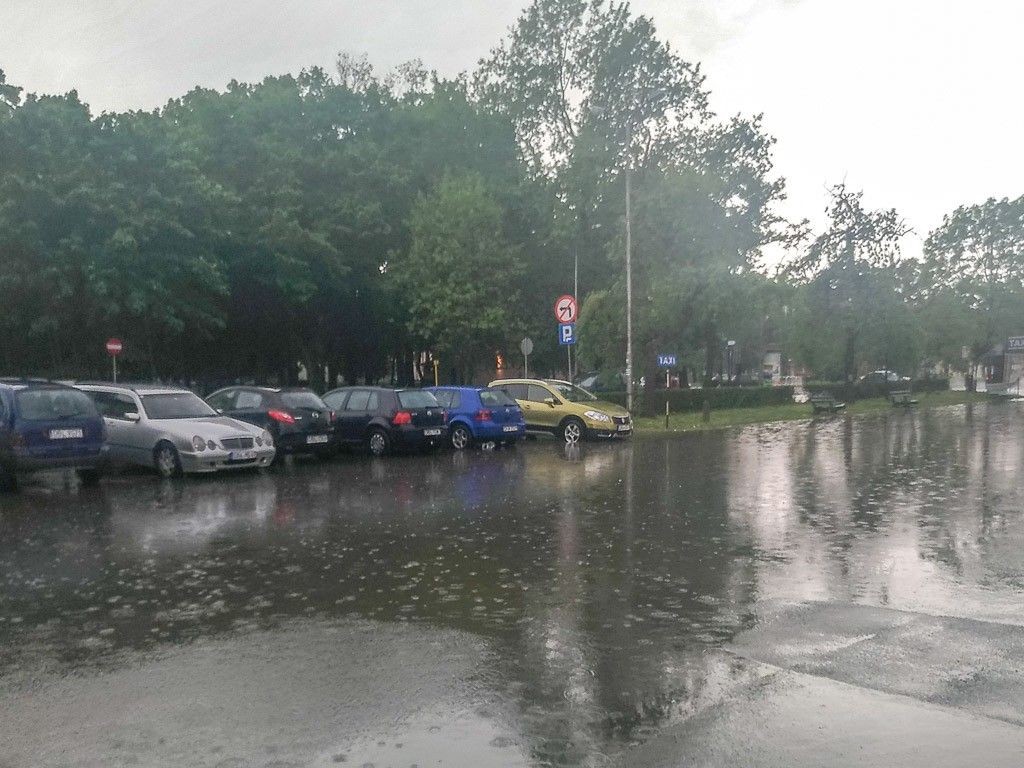 Oberwanie chmury nad miastem