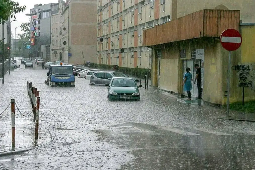 Oberwanie chmury nad miastem - ul. Polna