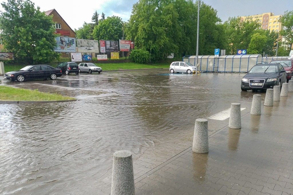 Oberwanie chmury nad miastem - plac przed Tesco