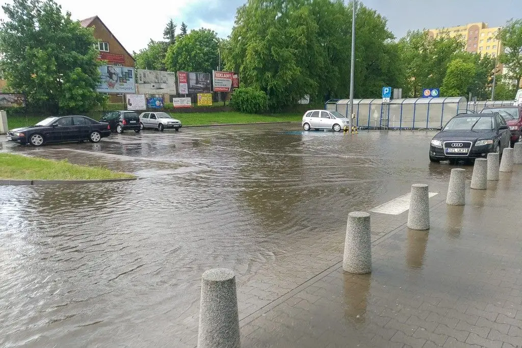 Oberwanie chmury nad miastem - plac przed Tesco