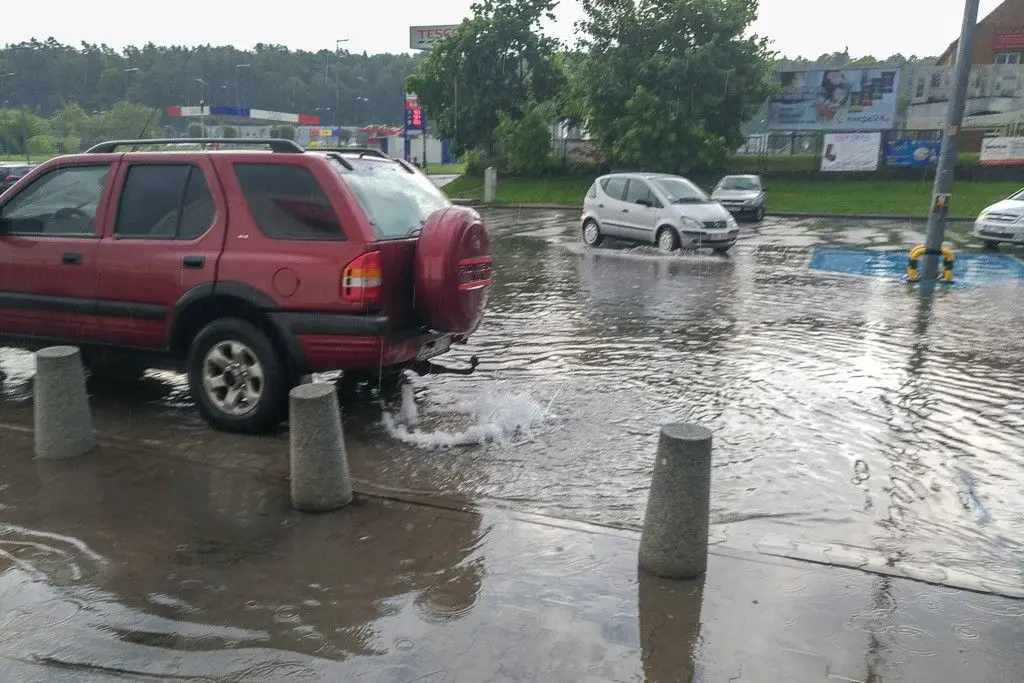 Oberwanie chmury nad miastem - plac przed Tesco