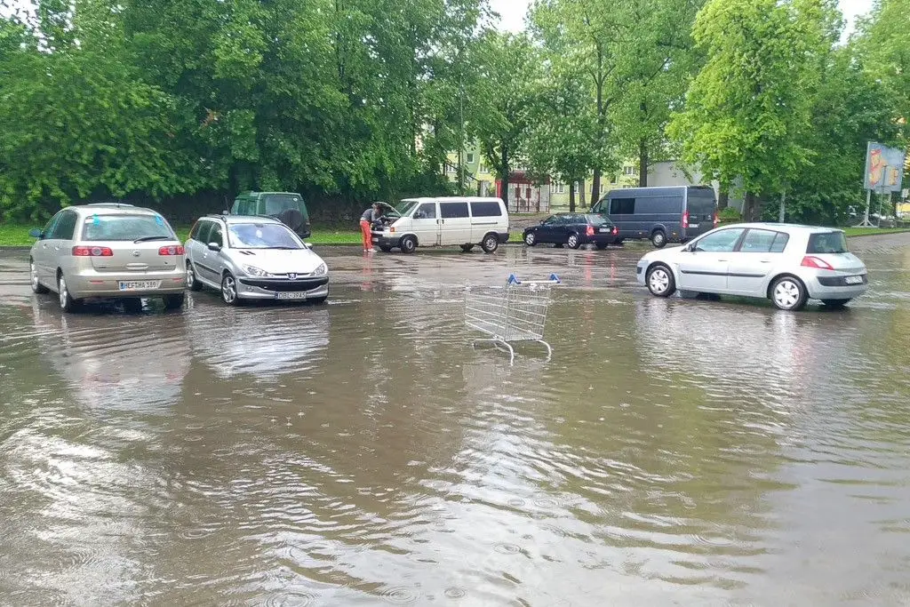 Oberwanie chmury nad miastem - plac przed Tesco