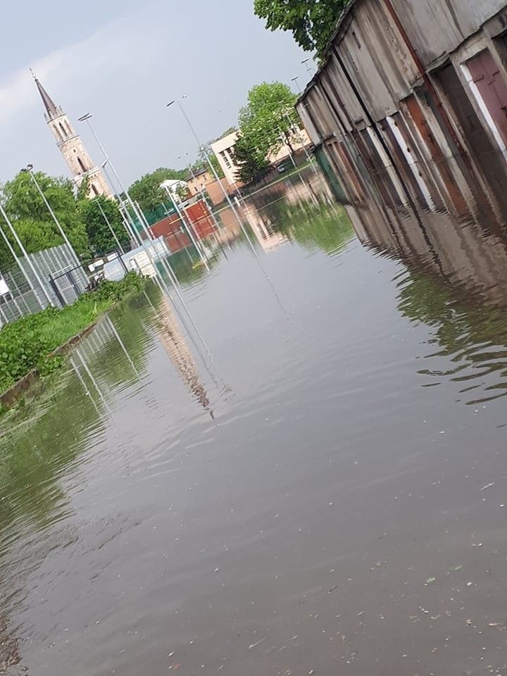 Zalane garaże i boisko przy Komuny Paryskiej