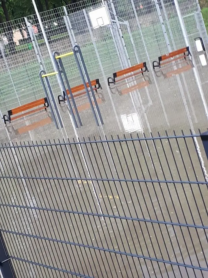 Zalane garaże i boisko przy Komuny Paryskiej