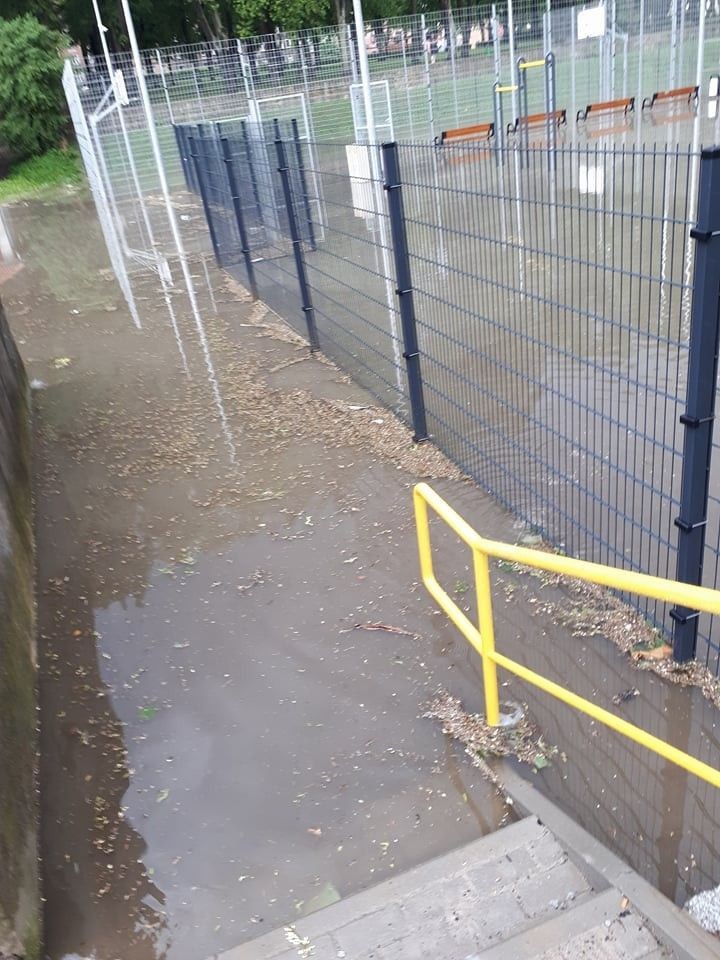 Zalane garaże i boisko przy Komuny Paryskiej