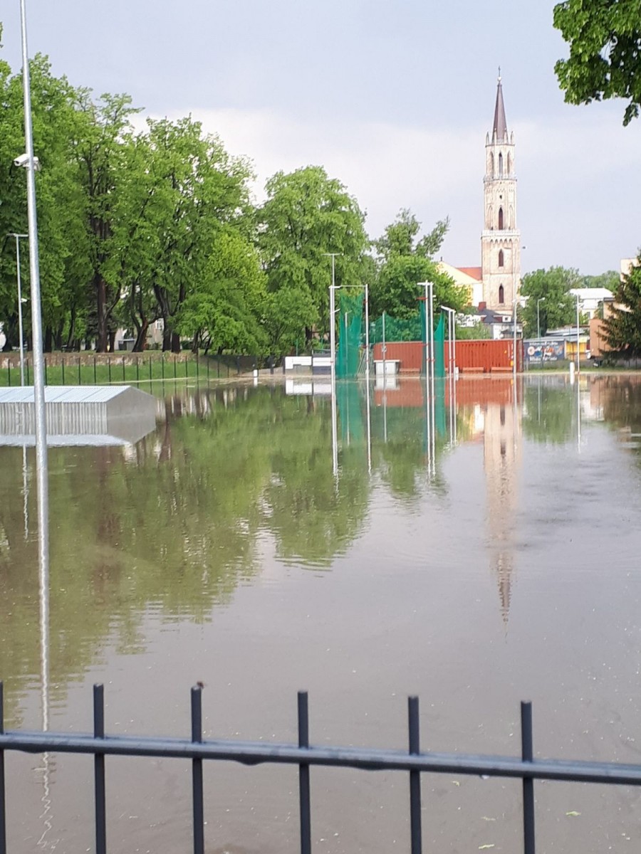 Zalane garaże i boisko przy Komuny Paryskiej