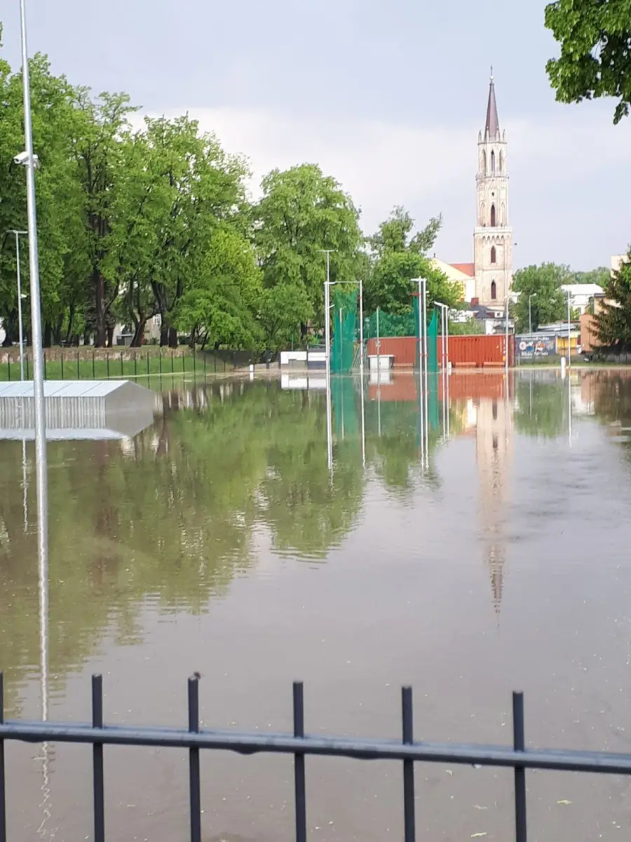 Zalane garaże i boisko przy Komuny Paryskiej